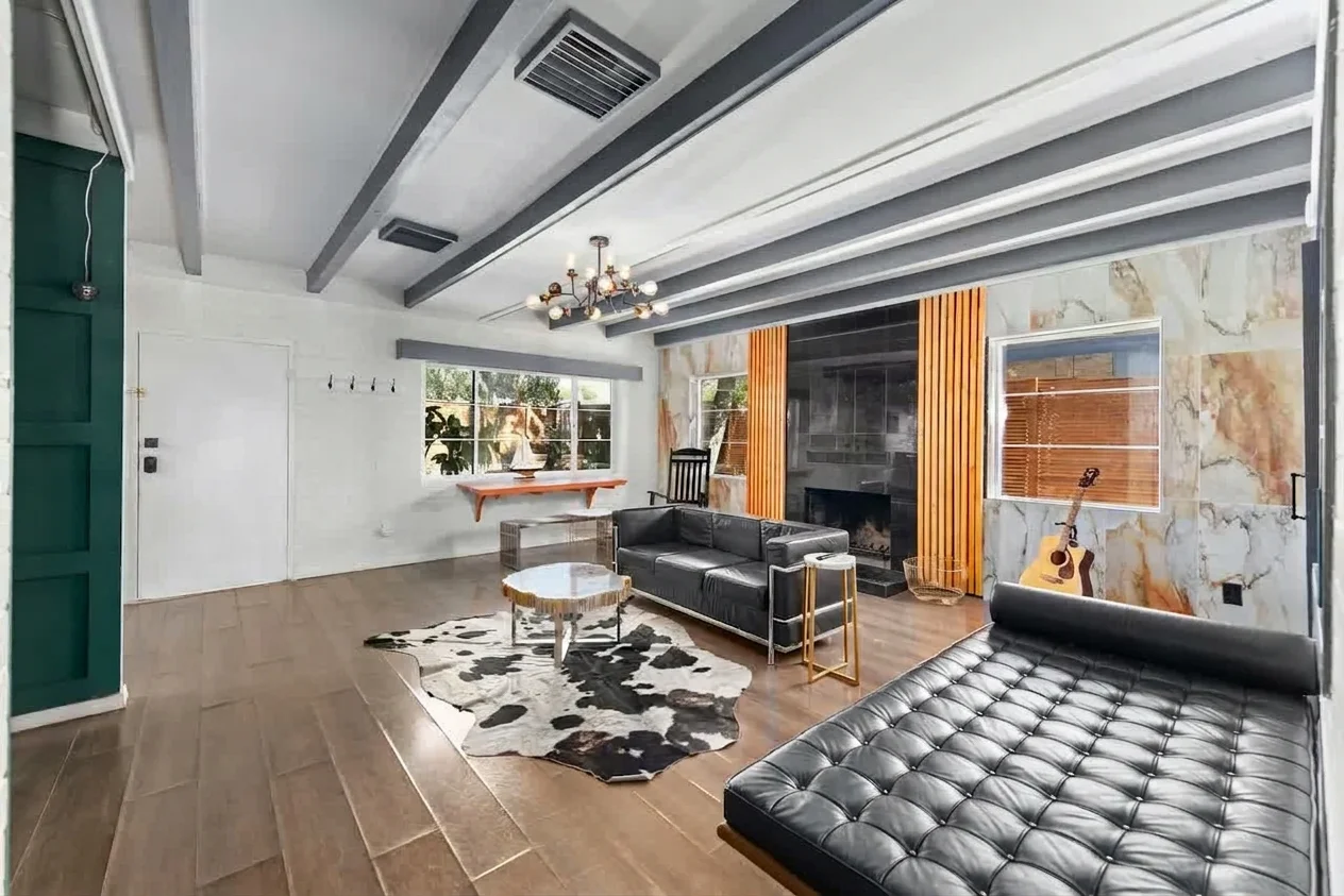 Living room with fireplace and marble wall